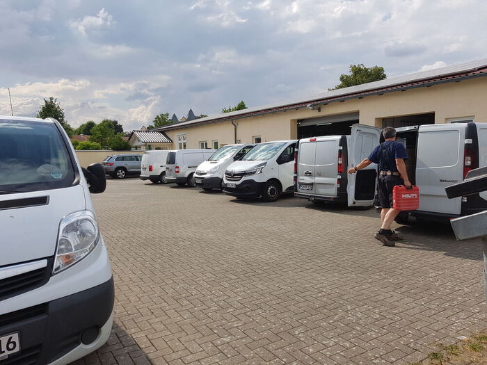Fuhrpark mit Mitarbeiter vor Firmensitz SMI Bausanierung  in Mecklenburg Vorpommern